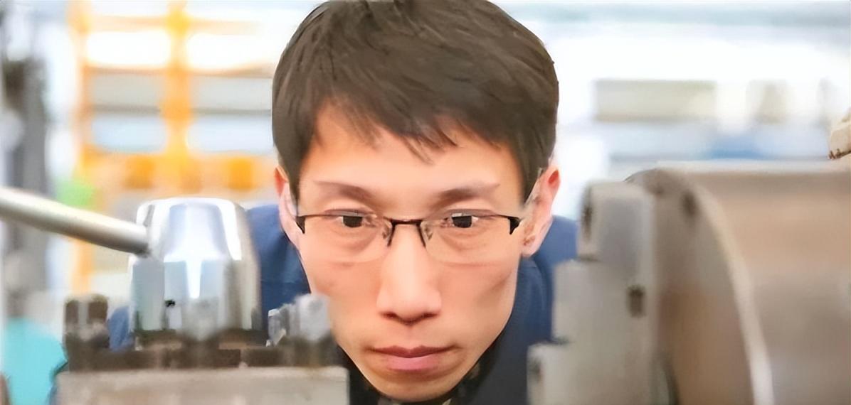 西方航空发动机绝密技术，被一初中学历小伙攻克，国家重奖800万！从 19 岁走进