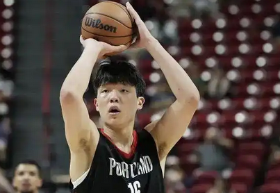 开拓者主帅斯普利特接受采访时，记者问到：“你会怎么形容杨瀚森的成长？他刚来的时候