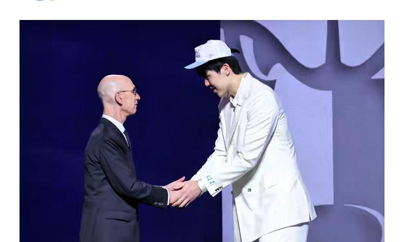 低调杨翰森与高调崔永熙之别。
杨翰森赴NBA几月，首轮16顺位被开拓者队选中，小