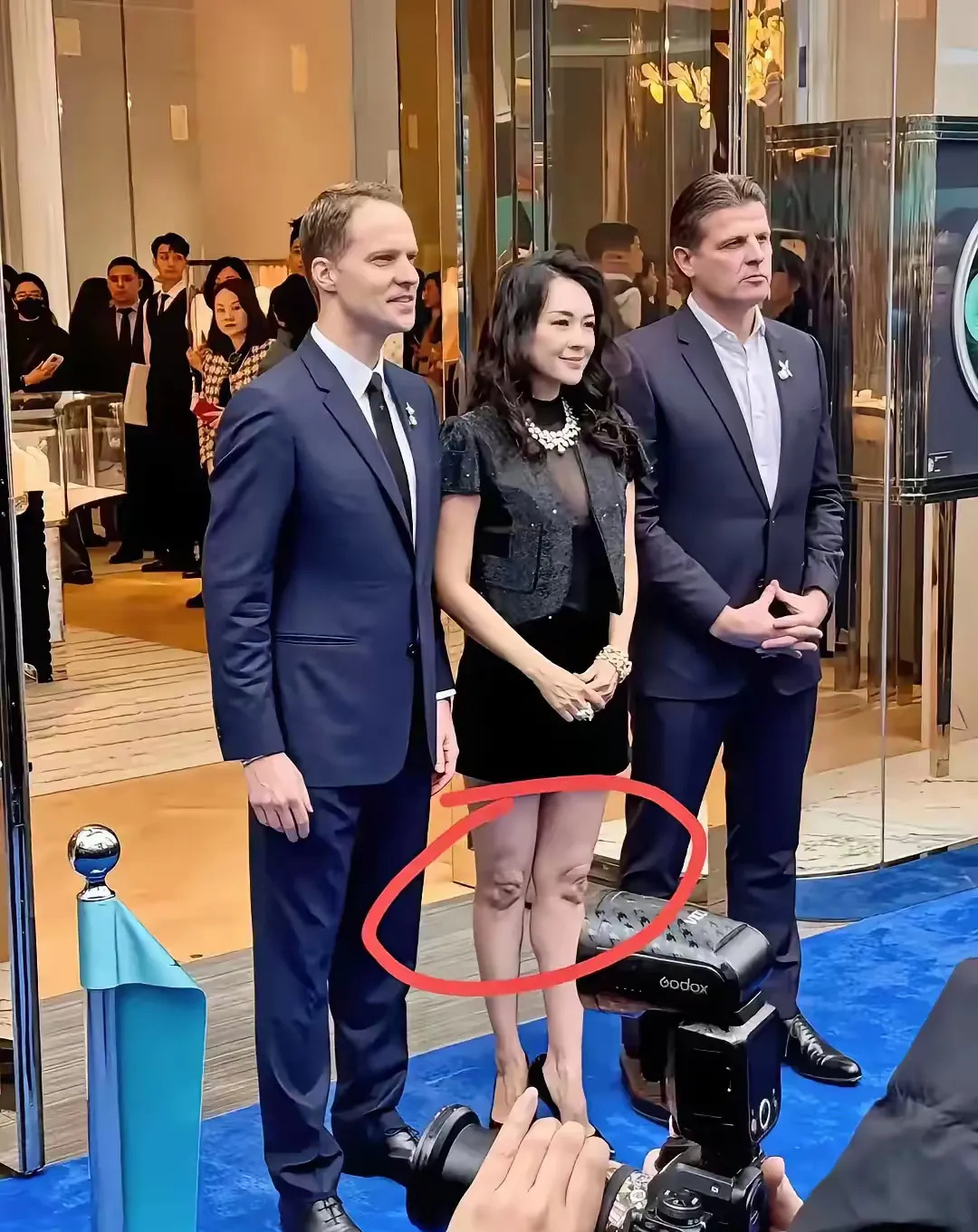 章子怡脸和膝盖对比强烈











我的天哪！章子怡的脸蛋也太绝了吧！