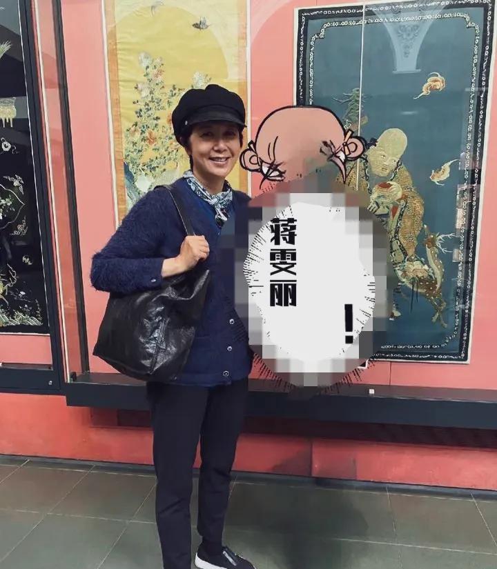 素颜出门的蒋雯丽！差点认不出来了，瘦瘦的很精神，黝黑的皮肤，黑色八角遮掩帽，朴素