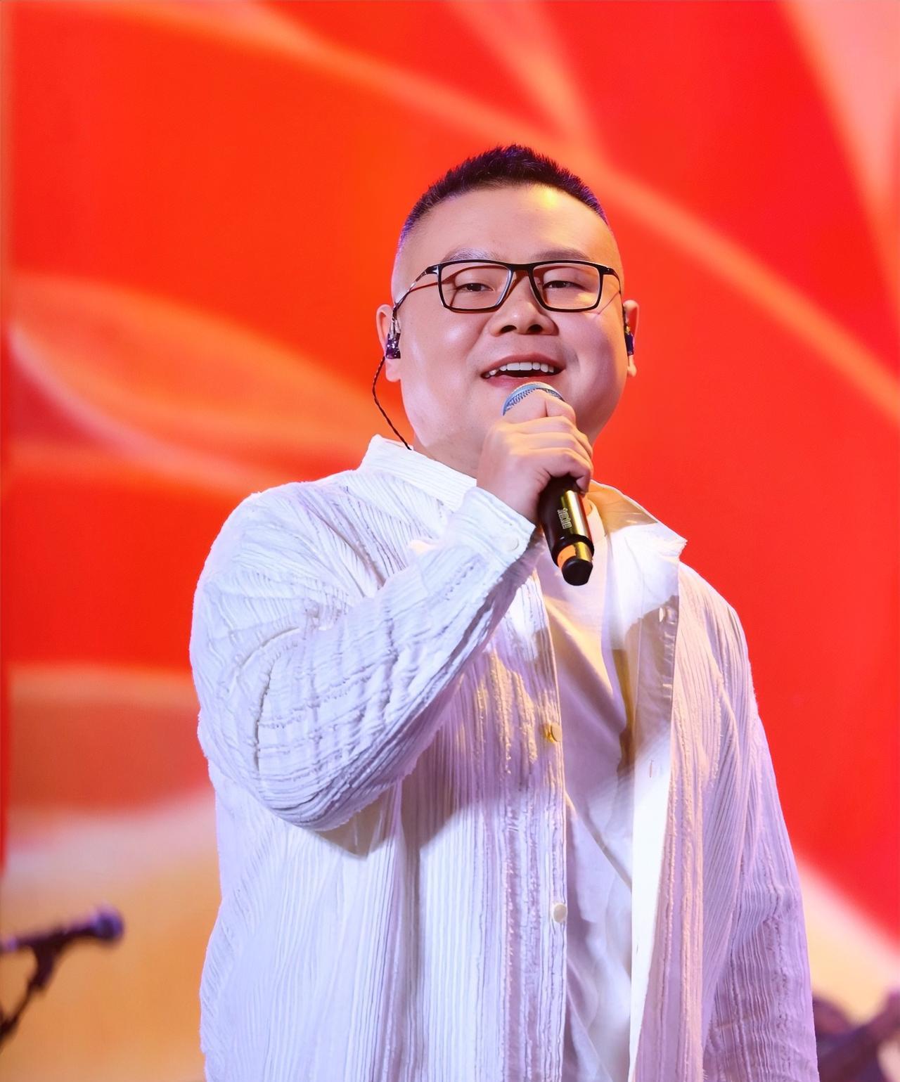 谁能想到
岳云鹏给所有看不起他的人都打脸了
他的演唱会门票首站北京场预售开启后，