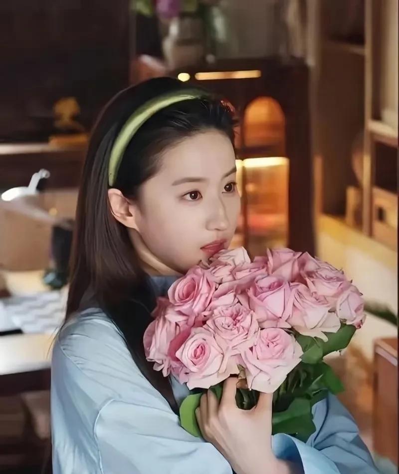 刘亦菲在内娱的地位算顶流了吧，
出道到现在整整23年了，
但是我数了一下，
她这
