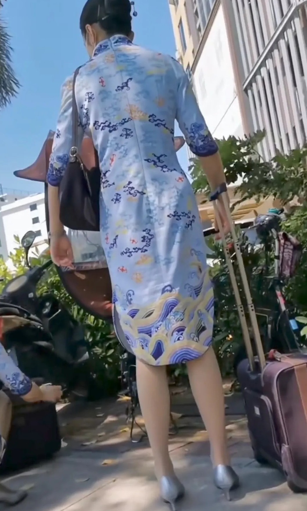 这个是老空姐吧，目测腰也不细呀，也挺臃肿的！