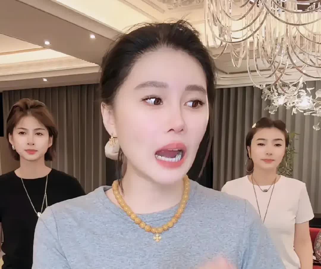 赵本山女儿嘴皮子是真的六。

带货的时候说个不停，把商品介绍的明明白白，脑瓜