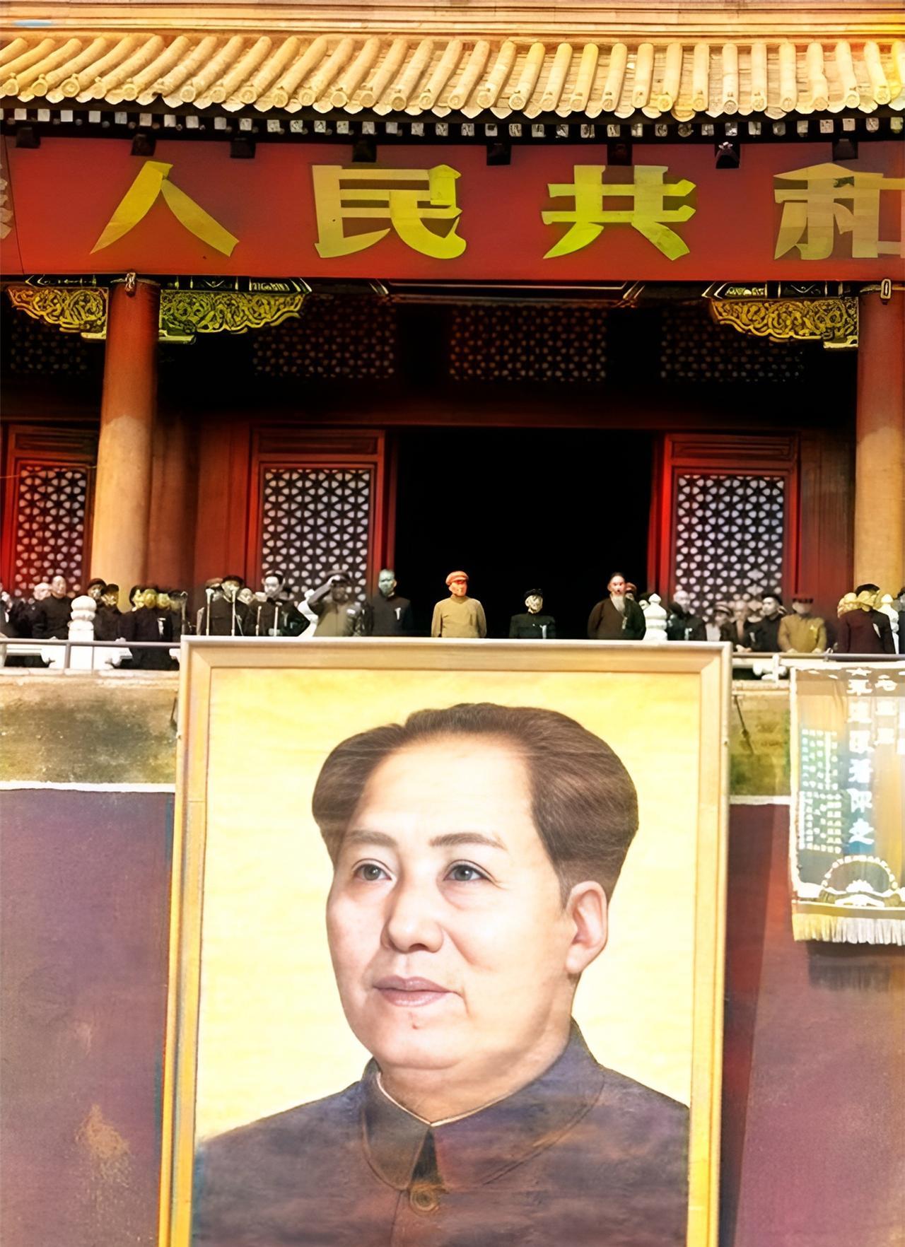 一九五零年，新中国成立一周年的阅兵仪式上，天安门城楼上挂着巨大的毛主席像。毛主席