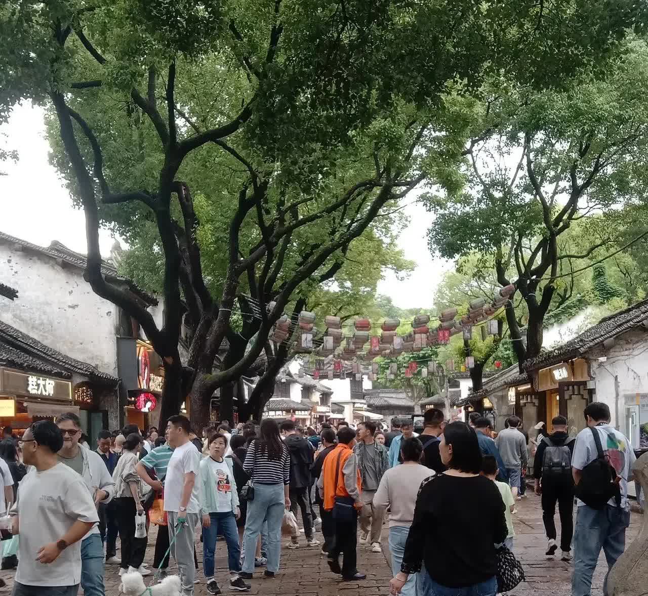 以前结婚，女方提彩礼，男方借钱也要把婚结了。现在倒好，女方一开口，男方觉得负担不