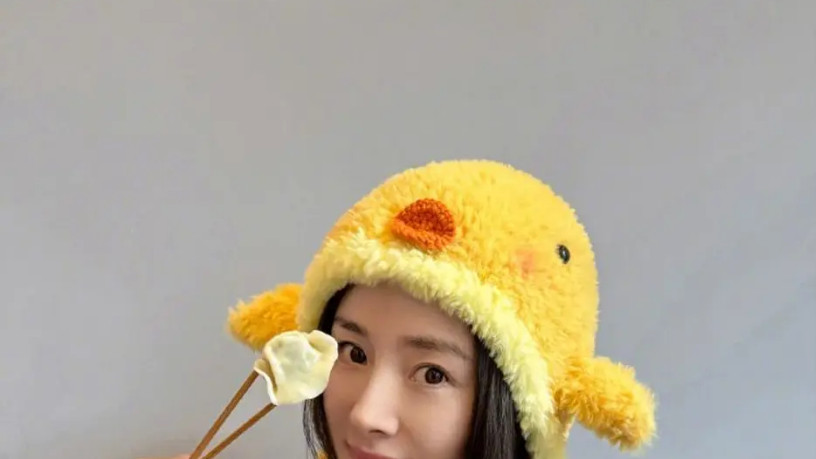 杨幂干饭腮帮子鼓鼓，又美又接地气太圈粉！