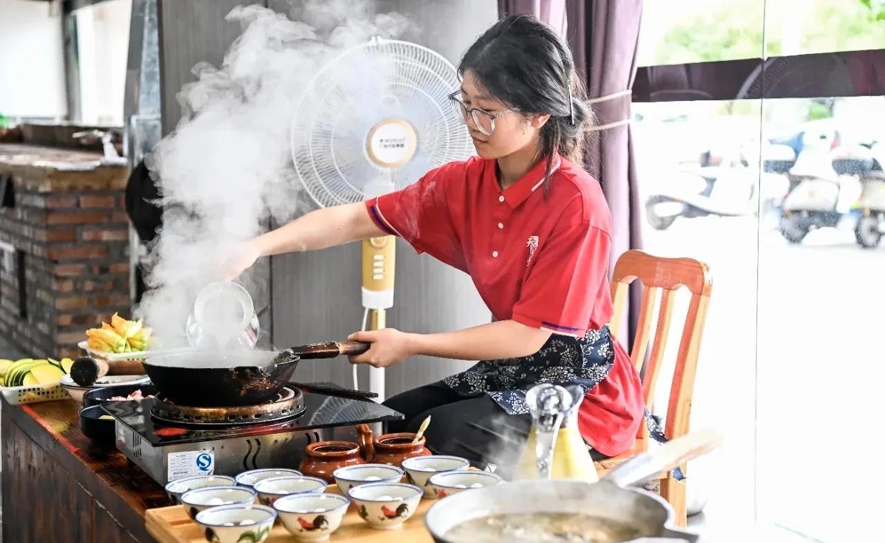 高考“扁担女孩”刘燕走红后，被冒名开账号！她声明：没注册任何账号，不接受捐款。