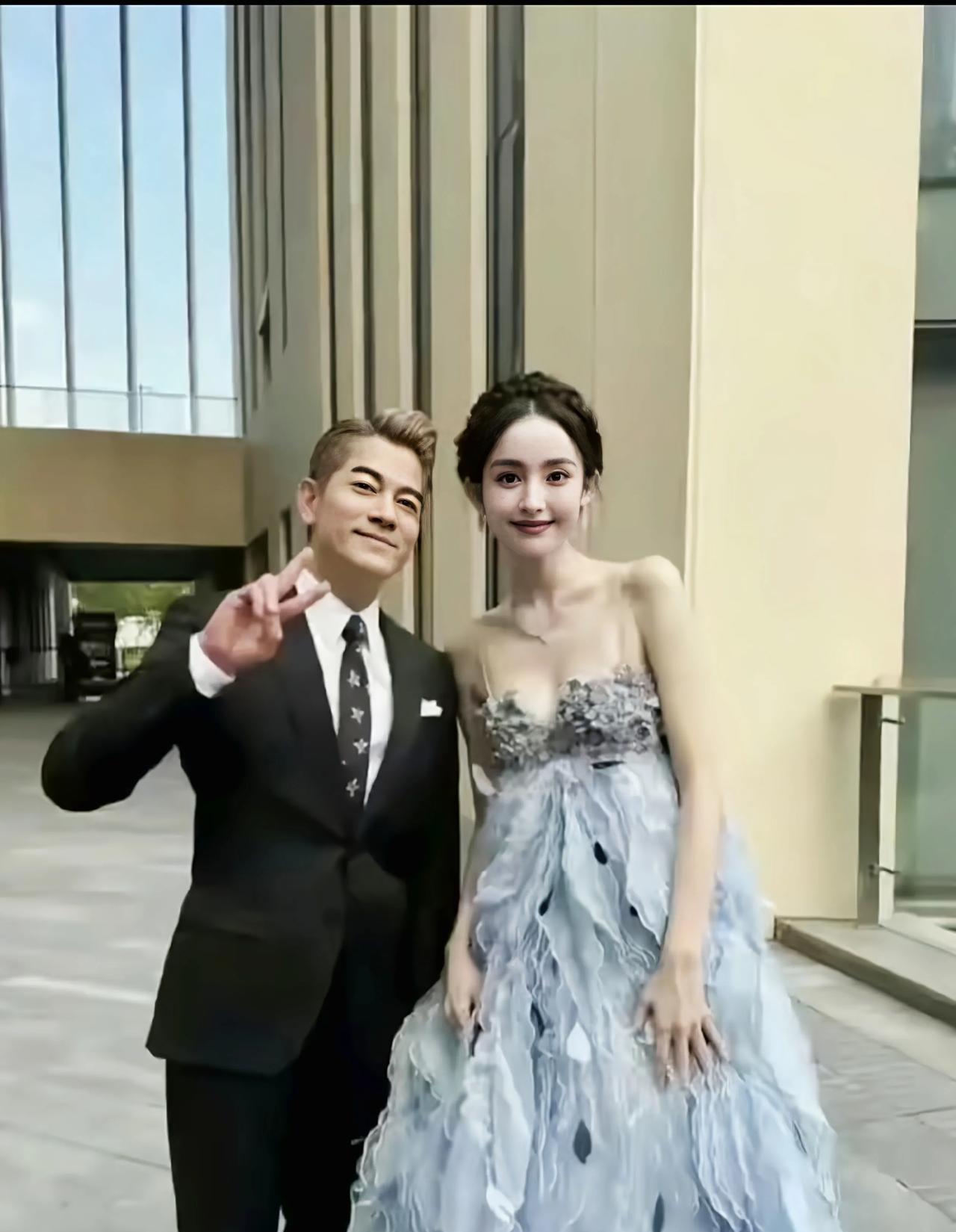 这古力娜扎究竟有多高啊？
和郭富城同框，竟然比郭富城高出一大截，郭富城还是昂着头
