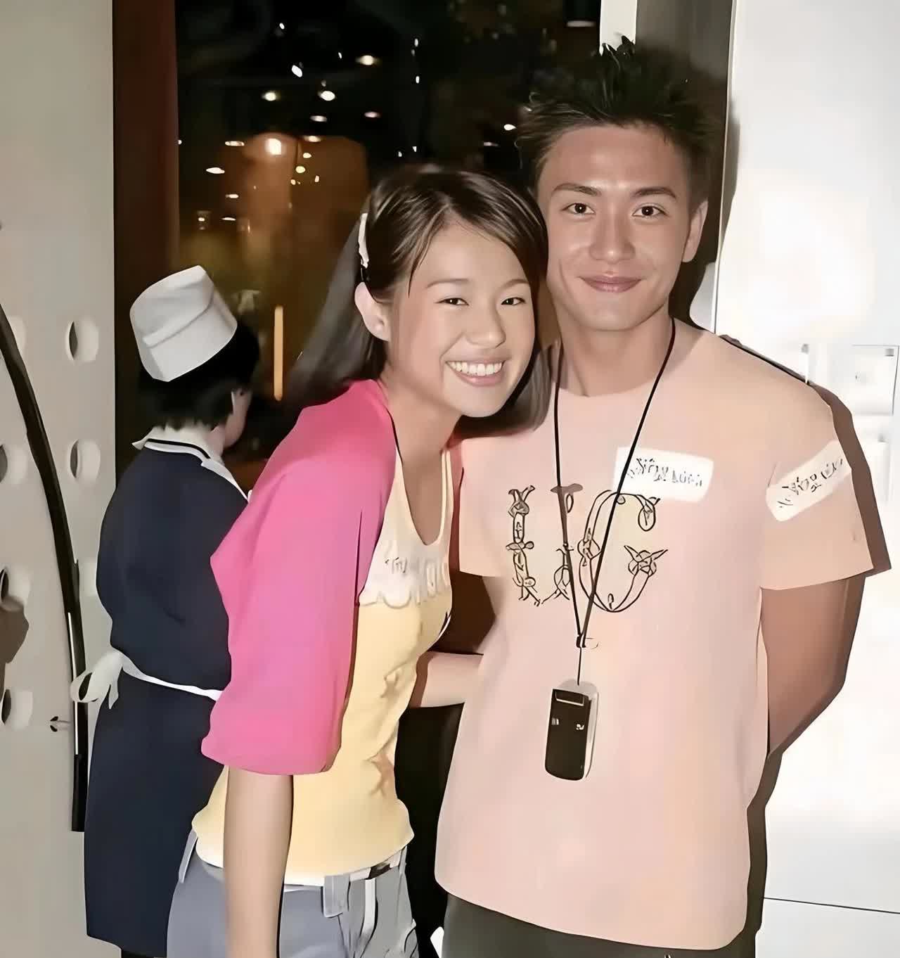 想不到胡杏儿年轻的时候这么瘦？腰细就算了，肚皮还扁扁的，那时的她穿衣打扮怎么有点