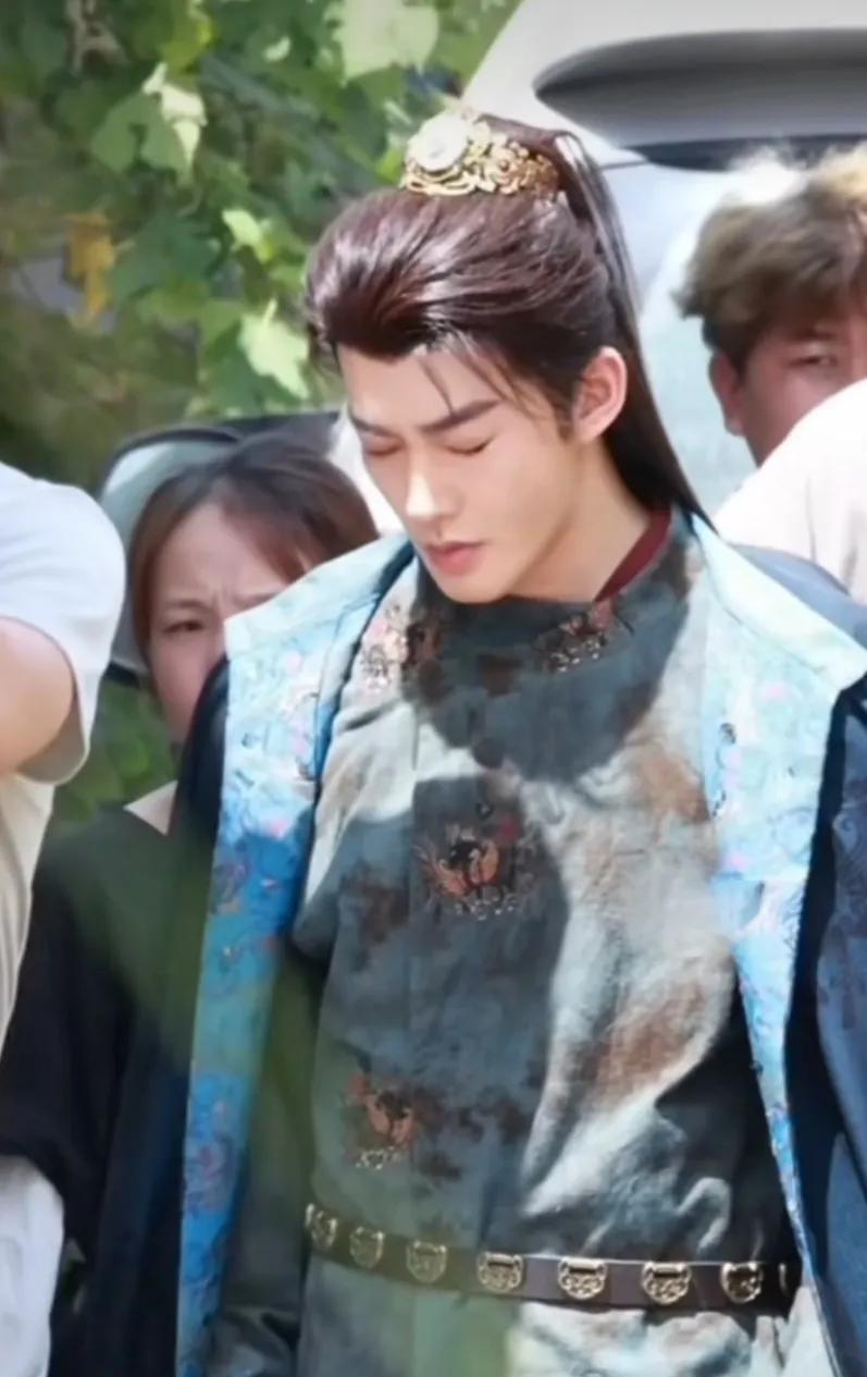 大写的心疼！邓为横店拍戏不幸中暑!
粉丝们纷纷质疑剧组，
防暑措施不到位，对邓为