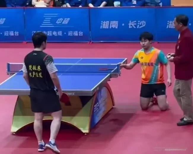 松岛的成名作是采访时，他说自己和樊振东的差距只有一分，
他也能赢樊振东。
结果去