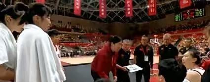 当战术板被抢走时，你会如何？
比赛进行中，中国队叫停，老宫抓起战术板，一时间似乎