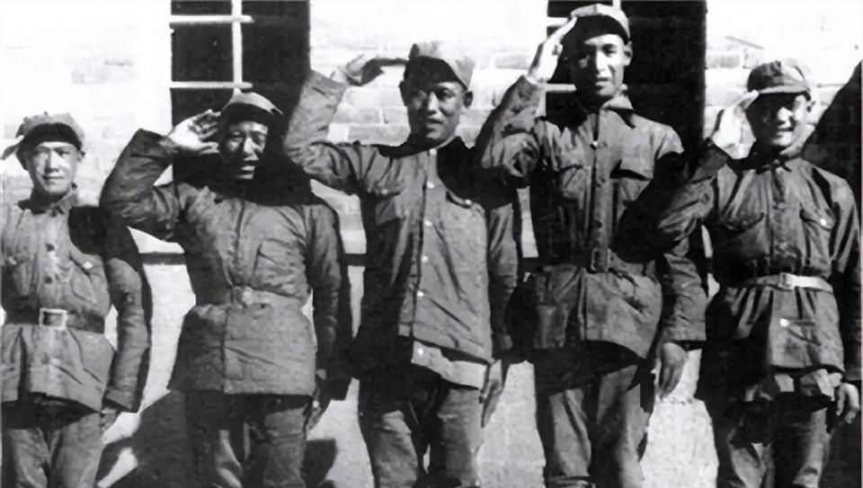 1937年，一西路军伤员正坐在街边讨饭，一个国民党士兵走了过来。他上下打量了伤员