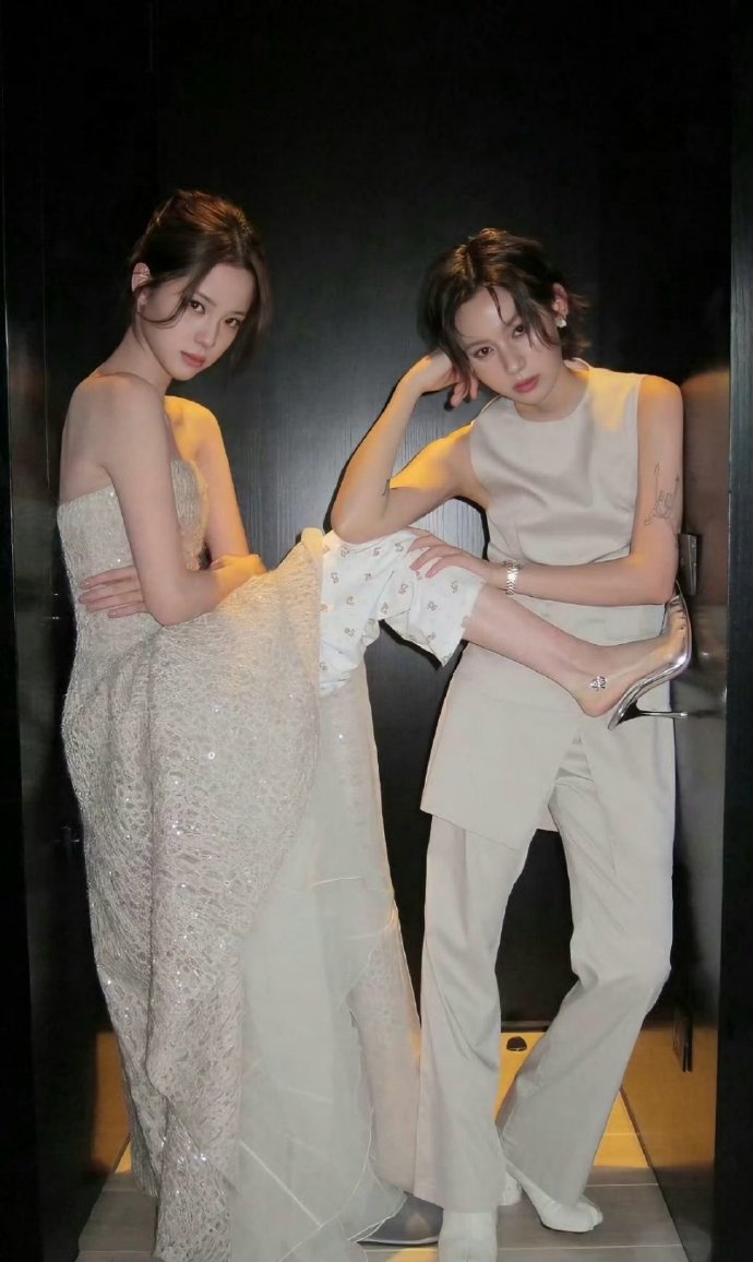 欧阳娜娜还是太谨慎了，裙子里面穿睡衣 ​​​