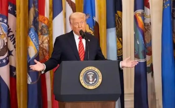 美国总统看不惯州长能炒掉吗？这么说吧，总统和州长的关系，有点像“武林盟主”和“地