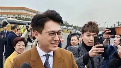 全国政协委员靳东最近针对AI换脸技术导致的诈骗问题做出了回应。他指出，一些喜欢他