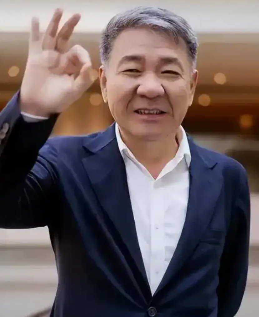一查吓一跳，导演郑晓龙才是那个最牛的人。

1 1990，他是《渴望》制片人。