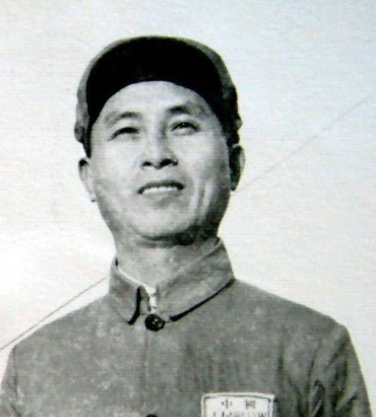 1941年，谢育才夫妇被捕。在狱中，谢的妻子生下一个儿子。夫妻两人为了逃出去，丢