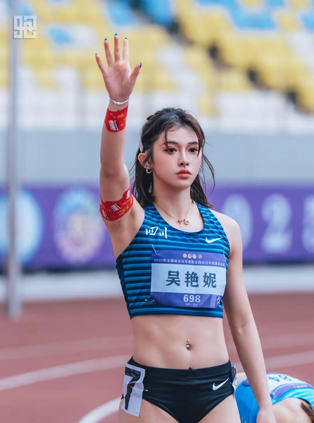 刘景扬在女子100米栏决赛绝杀了吴艳妮，夺冠成绩12秒81，前四名除了冠军刘景扬