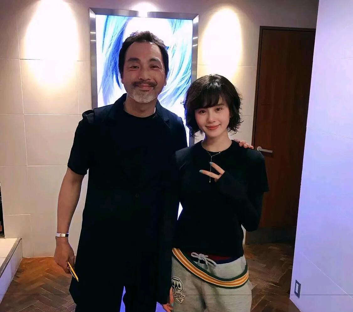刘诗诗这款短发也能驾驭，好看。
人长的漂亮，什么发型都适合她！