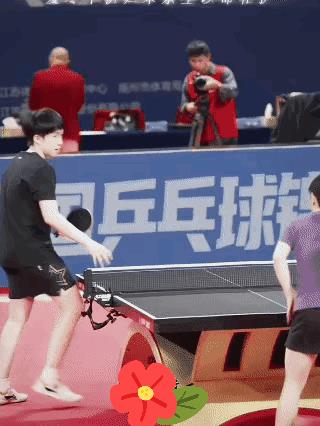 看一次笑一次
甜的哟
大头真是连逗带哄
的陪着莎莎练了八年的球
怪不得有时候赛场