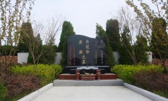 1985年，乔冠华归葬故乡受阻，妻子章含之求助一人：放我这吧，我当守墓人！

