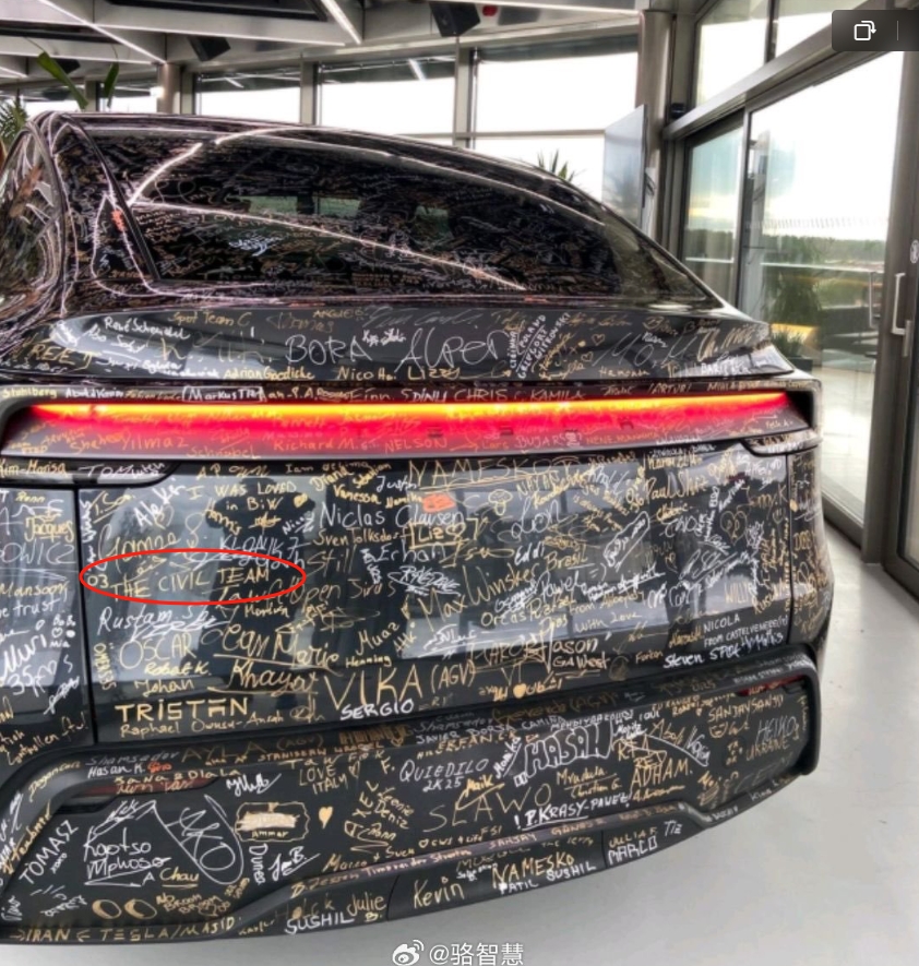 特斯拉在德国柏林的超级工厂生产的第一辆新款特斯拉，已经成为了员工的签名本。
那么