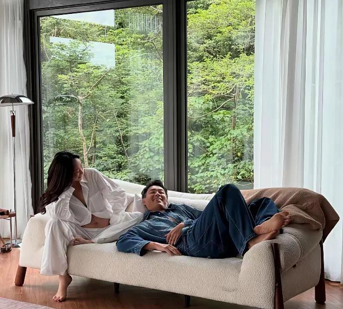 这一对儿的松弛感我真的佩服和喜欢。
杨佑宁和妻子，即将迎来第三个孩子。
虽然他的