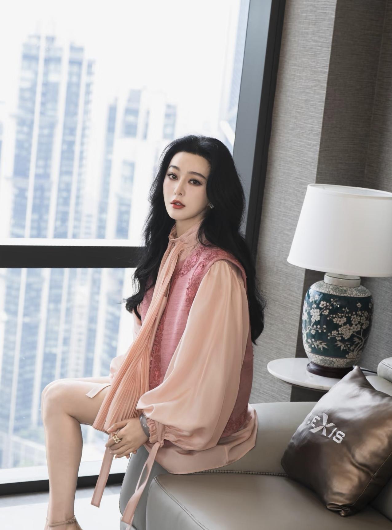 好久没看到她出镜了，依旧是那么美丽、靓丽、迷人！这是复出的节奏嘛