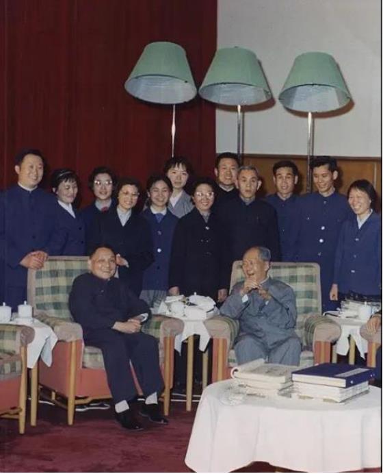 两位伟人的珍贵合影彩色照，一代天骄，盖世伟人；两代核心，同一伟业。

邓公曾说：