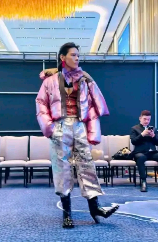 郭碧婷一觉醒来，
天都塌了！
怎么衣服又少了一套，
向佐也不见了