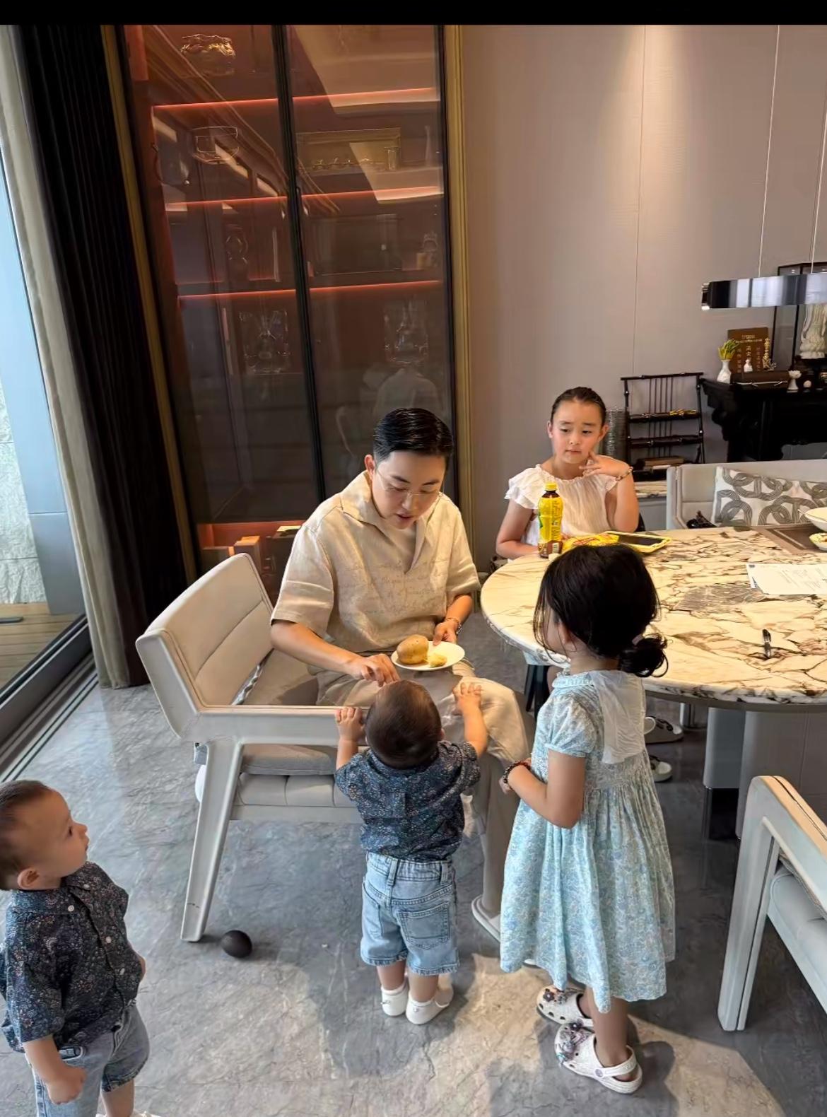 欧文欧森的婆婆终于更新一家人相聚在一起的视频了！看四个孩子围绕在妈妈叶海洋的身边