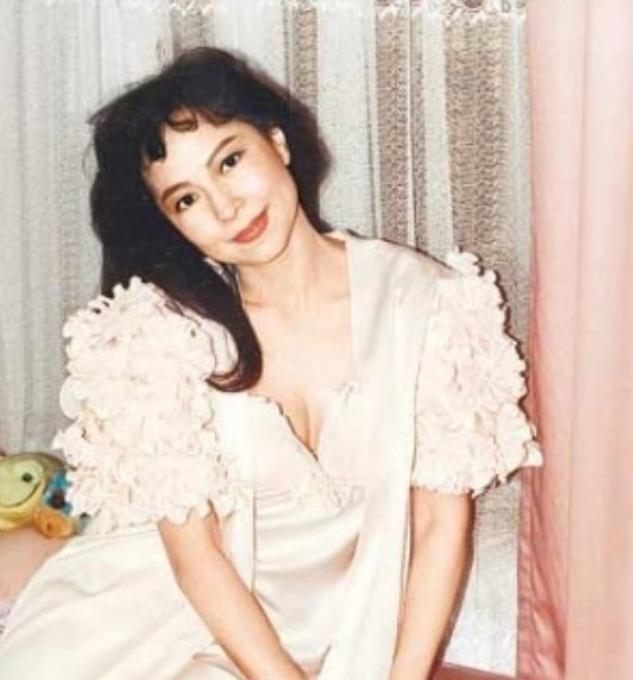 [太阳]2010年，被称作中国第一艳星的狄娜因病去世，这个时候人们才知道狄娜的真