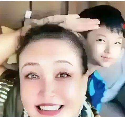 发现张兰和小孙子的感情好，多少次出镜，都是和孙儿一起，没看见她和孙女小玥儿这么亲