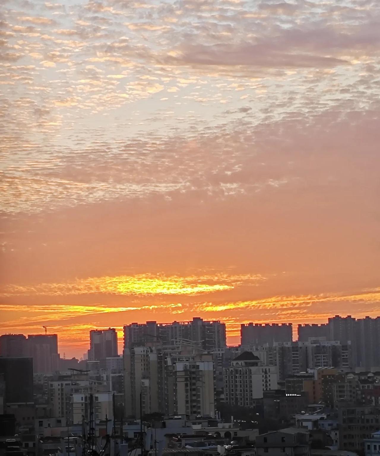 我觉得挺有意思，聂圣哲背后都是都是什么人？
答案就是有点份量的老精英，就是六十岁