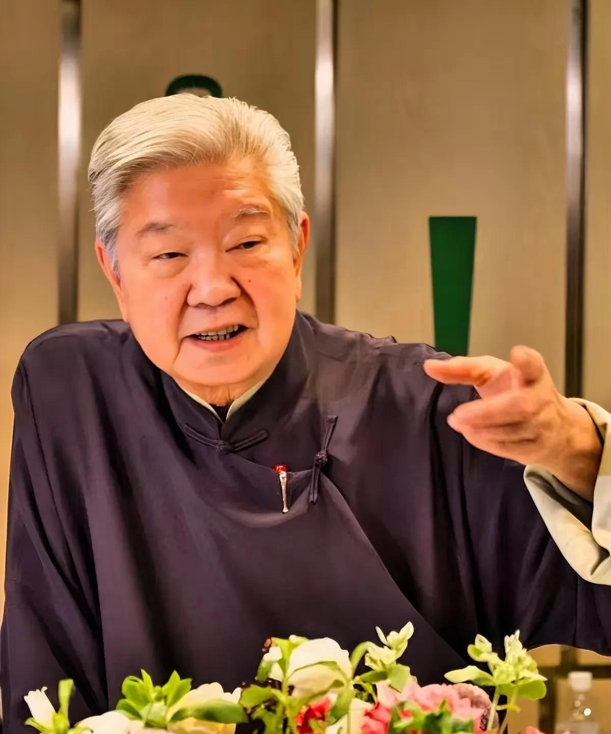 蔡澜的人生哲学就是吃喝玩乐，及时行乐，这种享乐主义是一种世俗哲学，并非清醒而是颓