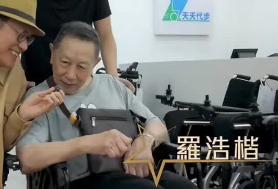 还记得这位TVB老戏骨吗？现在连坐直都困难，实在让人唏嘘
他早在60年代已经进