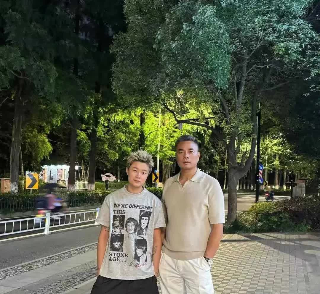 李宇春父女俩真帅气……