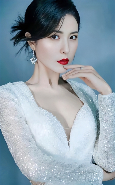 为什么曾黎长得这么好看却不火呢？
她颜值没问题，
演技也没问题，不过最主要的是因