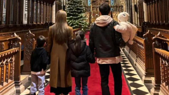 近日，有网友在日本街头幸运地偶遇了周杰伦，身着黑色卫衣，头戴黑色冷帽，这身经典的酷帅打扮依旧是周董的