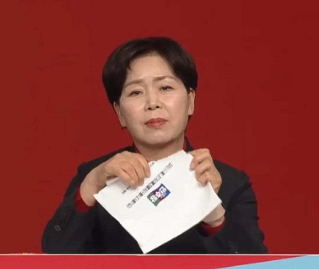 梁香子怒撕李在明AI承诺书











竞选现场火药味十足！梁香子怒撕