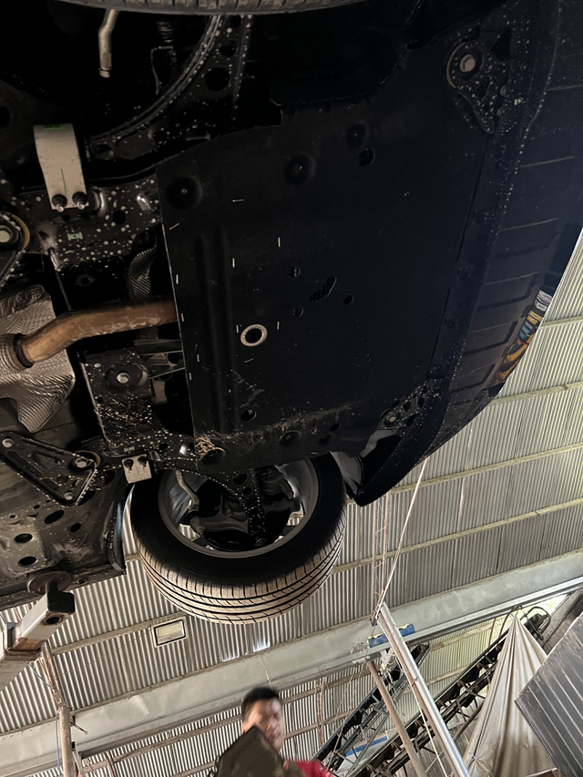 24款君威2.0T燃油模块与底盘护板
车买了以后直接在网上买了发动机护板 今天安