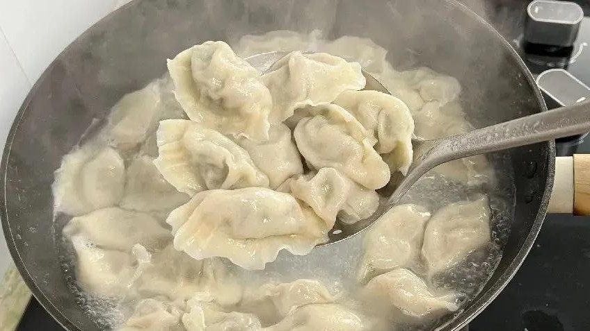 煮饺子时水开直接下锅就错了，教你一招，鲜嫩多汁，不破皮不露馅