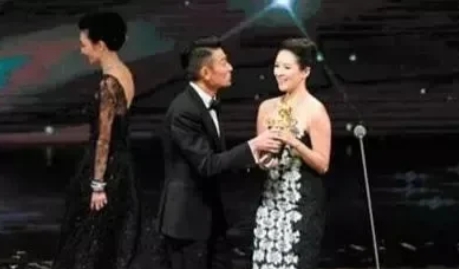 2013年金像奖颁奖典礼，张曼玉当着众人面，拒绝为章子怡颁奖。张曼玉转身下台，只