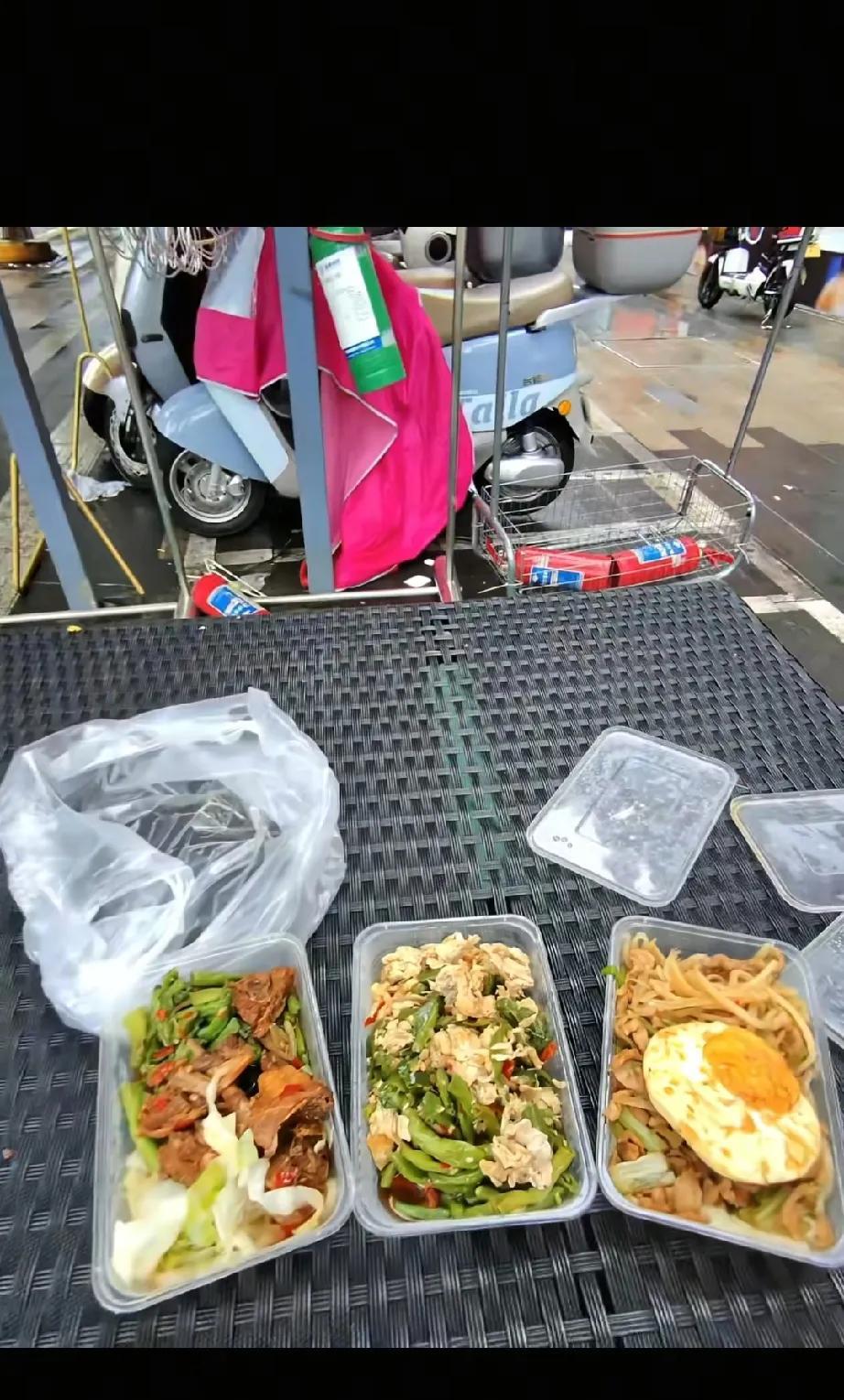 没想到2025年了，6块钱居然还能买三盒快餐，这咋挣钱啊。
现在6块钱能买啥，只