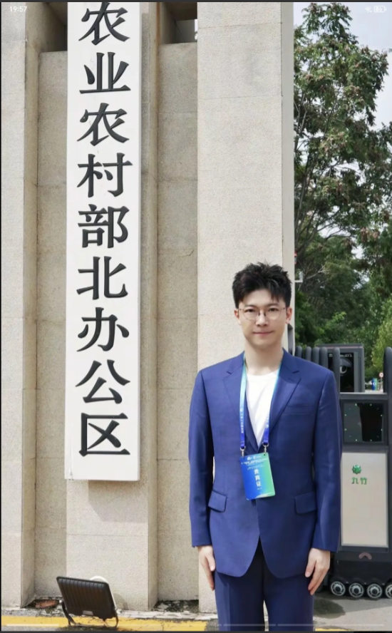 说一说东方甄选主播大琪（单伊琪）
今天大琪代表东方甄选参加了千县万村电商工程启动