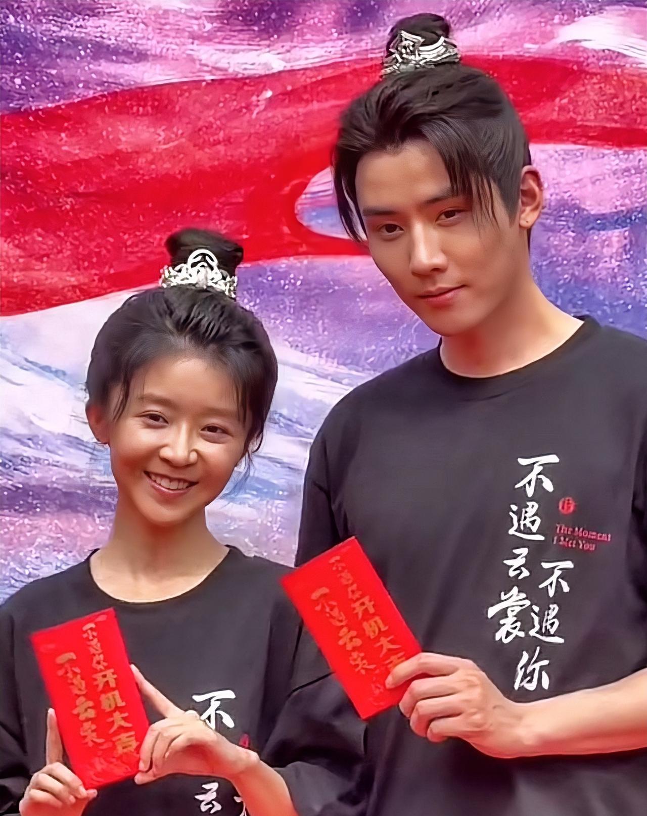 现在全网最无奈的人，
应该就是任豪了吧，
原本他跟宋伊人合作的新剧《不遇云裳不遇