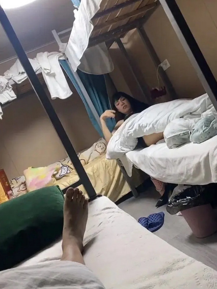 让你随便看，碰一下就告你。